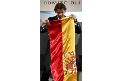 Nadal disfrutó al recoger la bandera que portaría en Londres. Una tendinitis le deja ahora fuera.