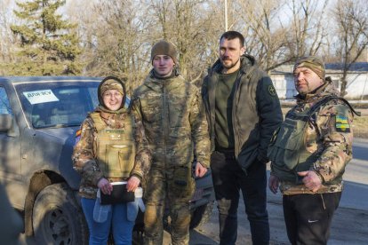 Voluntarios desafían el peligro y entregan ayuda y evacúan civiles de la región de Donetsk. YANA STATNA