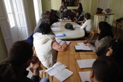 Un grupo de personas con enfermedad mental participan en Ateneo Varillas en un taller de escritura. RAMIRO