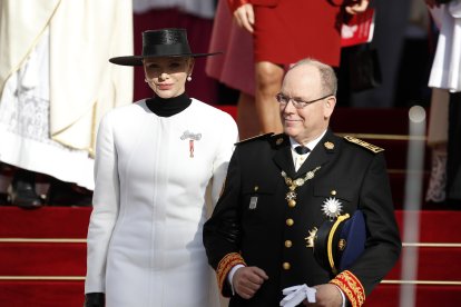 El príncipe Alberto de Mónaco junto a su esposa Charlene en una imagen de archivo. La pareja se casó en 2011. EFE/EPA/SEBASTIEN NOGIER / POOL