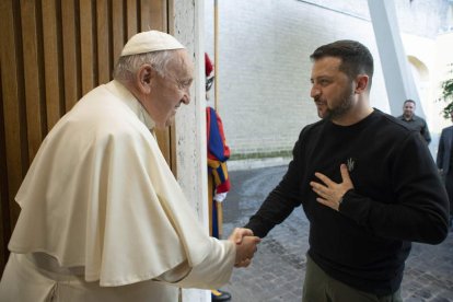 El papa Francisco recibe al presidente de Ucrania, Volodimir Zelenski ayer, en el Vaticano VATICAN MEDIA