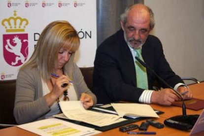 Isabel Carrasco y Santos Llamas durante la firma del convenio de colaboración