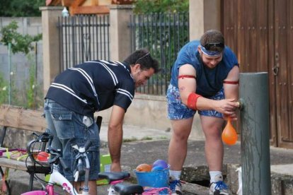 El agua fue la protagonista de la jornada de juegos en la localidad leonesa.