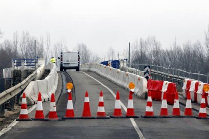 Obras en el puente de Puente Villarente.