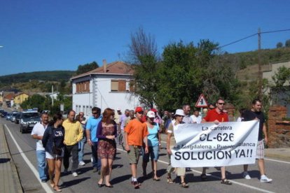 Los vecinos durante la protesta a lo largo de la carretera.