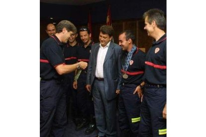 El alcalde en una entrega de medallas a los bomberos.