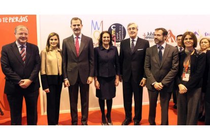 Los reyes Felipe y Letizia junto al alcalde de León, Antonio Silván; la consejera de Cultura y Turismo, Josefa García Cirac; el alcalde de Ávila, José Luis Rivas; el director general de Turismo, Javier Ramírez, y la diputada de Turismo de Segovia, Magdale