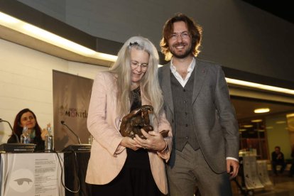 La poeta estadounidense Sharon Olds recibió ayer el Premio Leteo 2015 de manos del presidente del Club Leteo, Rafael Saravia