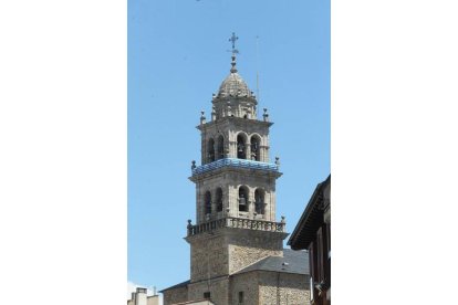 La torre de la basílica adornada con los colores de la Deportiva