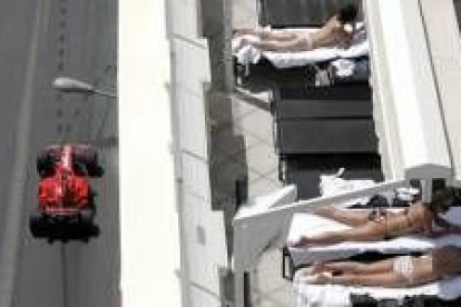 Un grupo de chicas toma el sol en una terraza de Mónaco mientras pasa un Ferrari