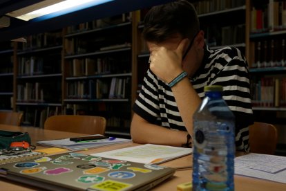 Un estudiante en la biblioteca de la Universidad de León. FERNANDO OTERO