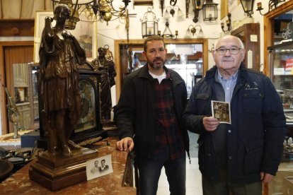 Ángel Sastre posa con su hijo Ángel Carlos, que actualmente está al frente del negocio de Antigüedades Ángel en Boñar. RAMIRO