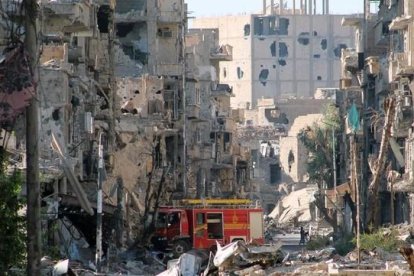 Un camión de bomberos en medio de un paisaje de destrucción en Deir Ezzor, en septiembre del 2013.