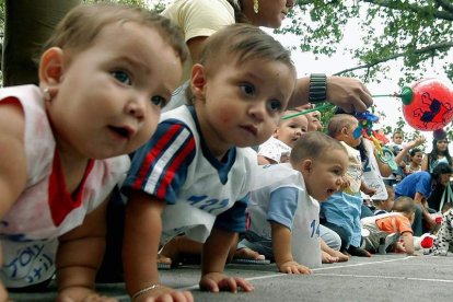 Los padres tendrán deducciones fiscales por maternidad.