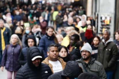 Las largas colas tanto para acceder al Teatro Real como para comprar los últimos dñecimos hansido una constante en los últimos días. SERGIO PÉREZ