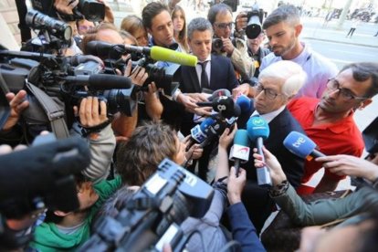 El abogado de Messi, Enrique Bacigalupo, contesta a un enjambre de periodistas a la entrada de la Audiencia de Barcelona, esta mañana