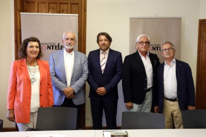 El jurado del VII Premio de Novela Corta de la Fundación Monteleón, reunido ayer. MARCIANO PÉREZ