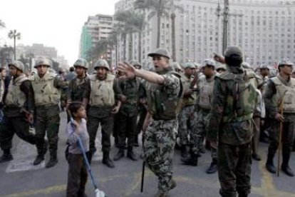 Imagen de los militares en la plaza Tahir, ayer, mientras se desalojaba a los manifestantes