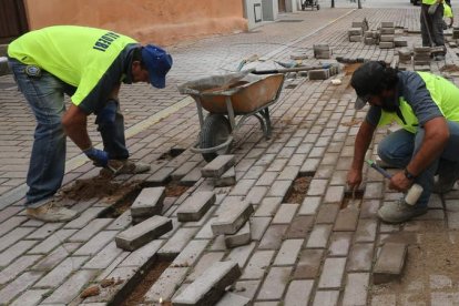 Pedáneos y alcaldes están teniendo en algunos casos problemas para encontrar albañiles que hagan pequeñas obras. ANA F. BARREDO