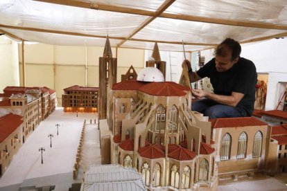 Luis García, con una de sus maquetas