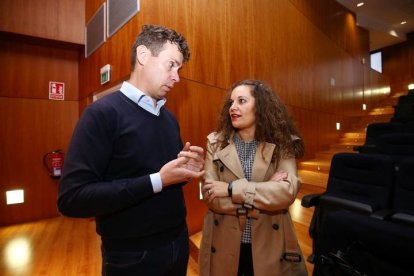 El presidente de la Asociación de Municipios Mineros de España (Acom), Mario Rivas, juntos la alcaldesa de Bembibre, Silvia Cao. CÉSAR SÁNCHEZ