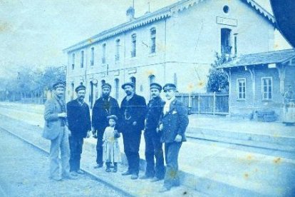 La donación anónima de una fotografía de finales del siglo XIX permite a la Biblioteca Municipal de Ponferrada 'desempolvar' algunas de sus imágenes antiguas de la primitiva estación ferroviaria, derribada en los años cincuenta.