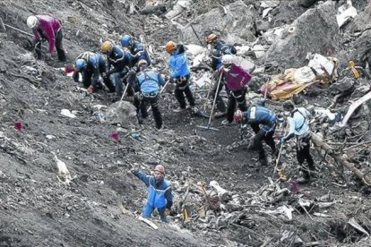 Un equipo de rescate en la zona de los Alpes en que cayó el avión de Germanwings.