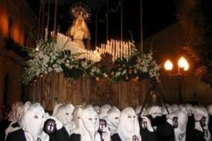 La Virgen de la Amargura en su lento caminar por las calles durante la procesión de anoche