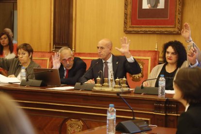 José Antonio Diez, en el centro de la imagen, en el Pleno celebrado este viernes en León. RAMIRO