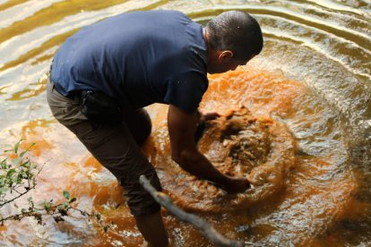 Búsqueda de pepitas doradas en el río Ería. FERNÁNDEZ LOZANO