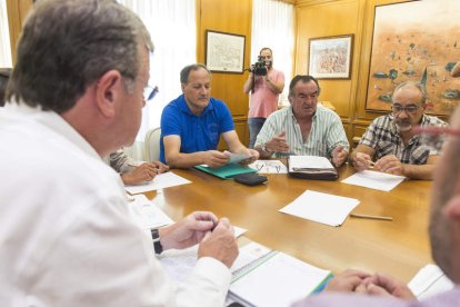 Los pedáneos Alonso, Gil y Sánchez, frente al alcalde durante la reunión en el Ayuntamiento. FERNANDO OTERO