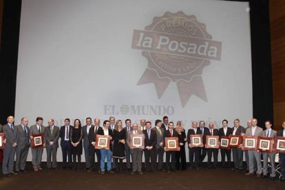 Foto de familia de todos los galardonados con las autoridades que presidieron la entrega de premios.