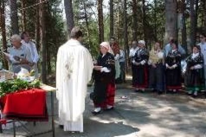 Ofrenda de productos del campo durante la misa en una de las pasadas ediciones de la fiesta