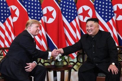 Trump y Kim Jong-Un se saludan en Hánoi (Vietnam).