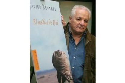 El escritor Javier Reverte vuelve, tras dos años enfermo, con un nuevo libro