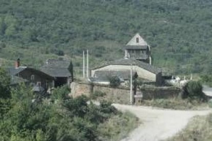 Vista de Paradela de Muces, con su iglesia y sus calles de tierra