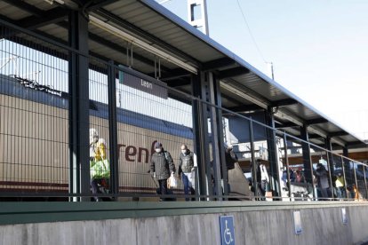 Viajeros en la estacón de tren de León. MARCIANO PÉREZ