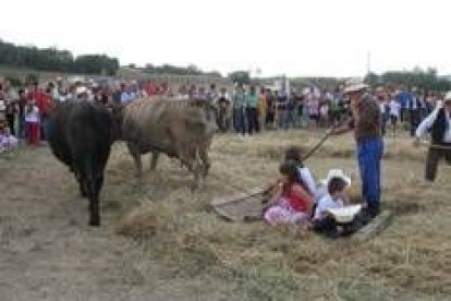 Los niños disfrutaron con los paseos sobre el trillo