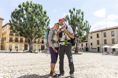 Sylvie y Pascal ayer en la plaza del Grano de León. FERNANDO OTERO