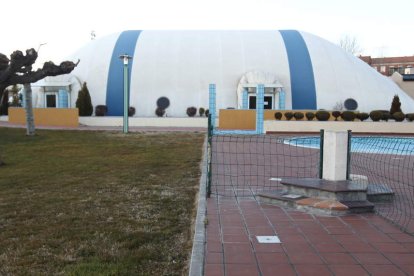 La caída de la cubierta en febrero hace que ahora se recupere como piscina de verano.