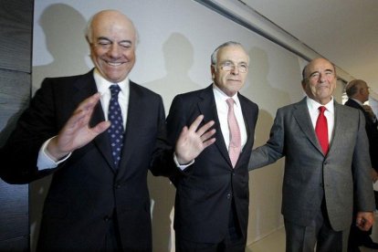 De izquierda a derecha, Francisco González, Isidre Fainé y Emilio Botín, en un acto empresarial, en febrero del 2011 en Madrid.