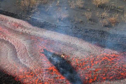 La última colada de lava toma contacto con la primera. INVOLCÁN