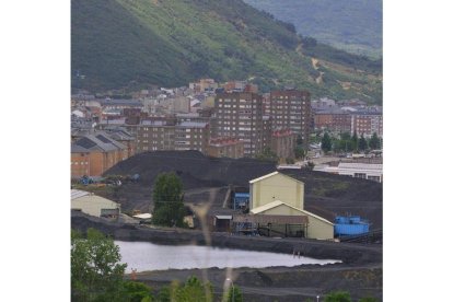 La montaña de carbón de Ponferrada poco antes de ser eliminada, en 2001.