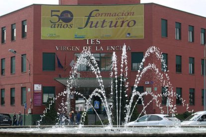 Fachada del Virgen de la Encina, conocido como la Sindical o el Iesve, en la que luce el cartel de su 50 aniversario.