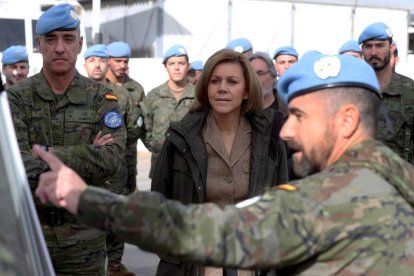 La ministra De Cospedal atiende las explicaciones de un militar español destinado en Líbano. K. HUESCA