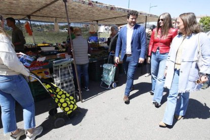 La consejera, a la derecha, junto a Ester Muñoz y Manuel García. RAMIRO