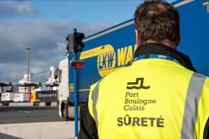 Un guardia de seguridad en el paso de camiones de Calais.