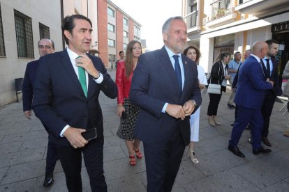 Quiñones, ayer, a su llegada al acto, abraza al periodista Luis del Olmo. L. DE LA MATA