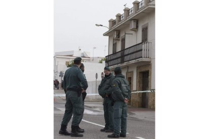 La Guardia Civil delante de la vivienda sevillana.