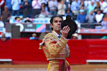 José Tomás saluda al público durante la corrida, en la plaza Monumental de México, este domingo.